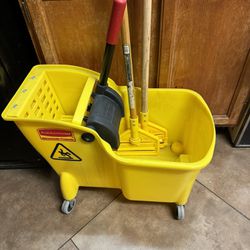 Rubbermaid Mop Bucket With Two Mops