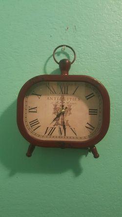 Cute antique looking metal clock....Distressed..works great!