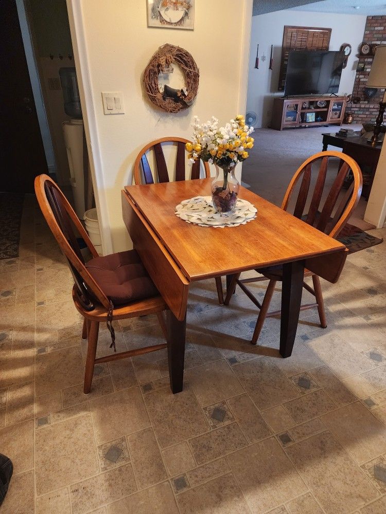 BEAUTIFUL ANTIQUES TABLE FOR SALE!