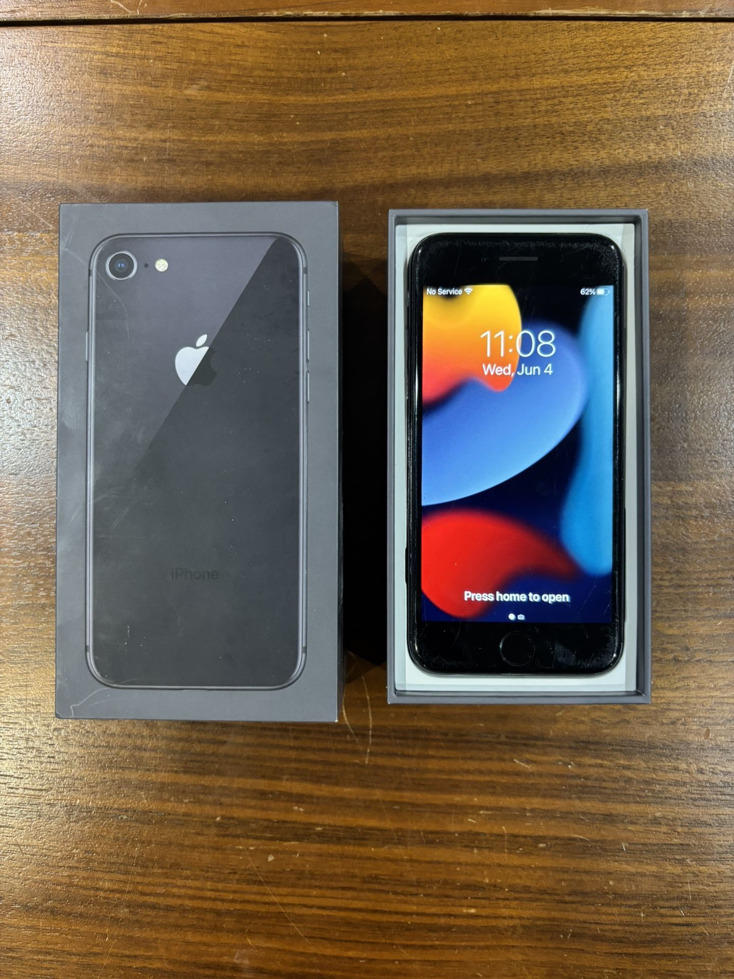 Apple 🍎 iPhone 7 256GB (a lot memory for photos/apps) comes with Box, Cable, & Charger.