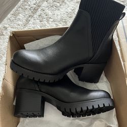 Mia Black Chelsea Boot - Size 7.5