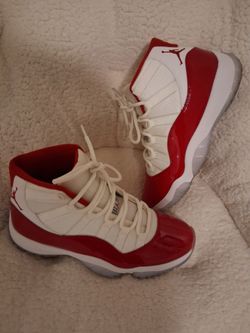 SIZE 9 1/2 MEN REPS 140$