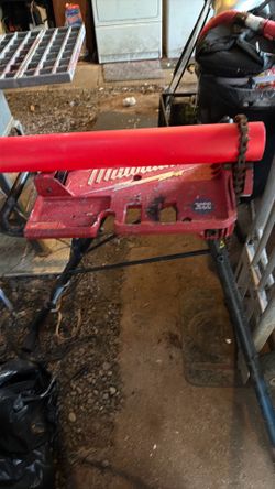 MILWAUKEE Tripod Chain Vise: Folding Tripod Leg, 0.125 in – 6 in Pipe Size Range, 49 1/2 in Max Ht - NEED GONE ASAP! THROW ME YOUR OFFER!