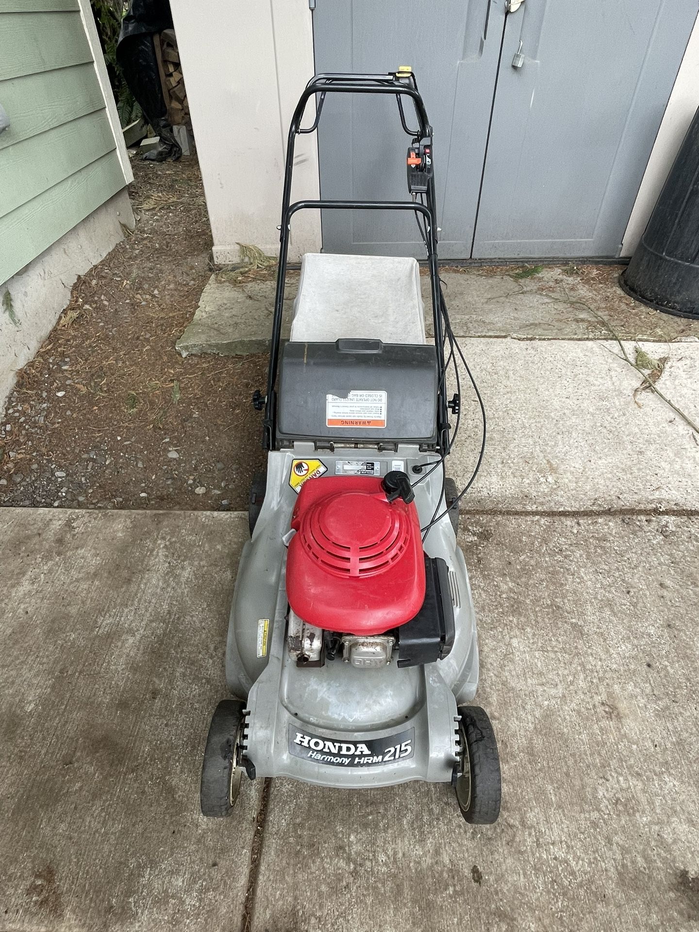 Honda HRM215 Selfpropelled Mower with bag and Mulch Plug for Sale in