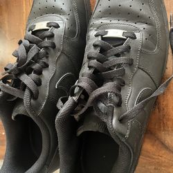 Nike size 11.5 men’s air force ones black like new