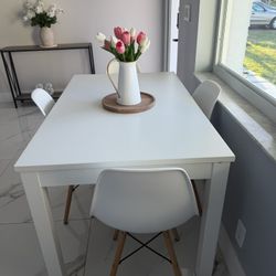 Dinig Table And Chairs / Juego De Silla Y Comedor 