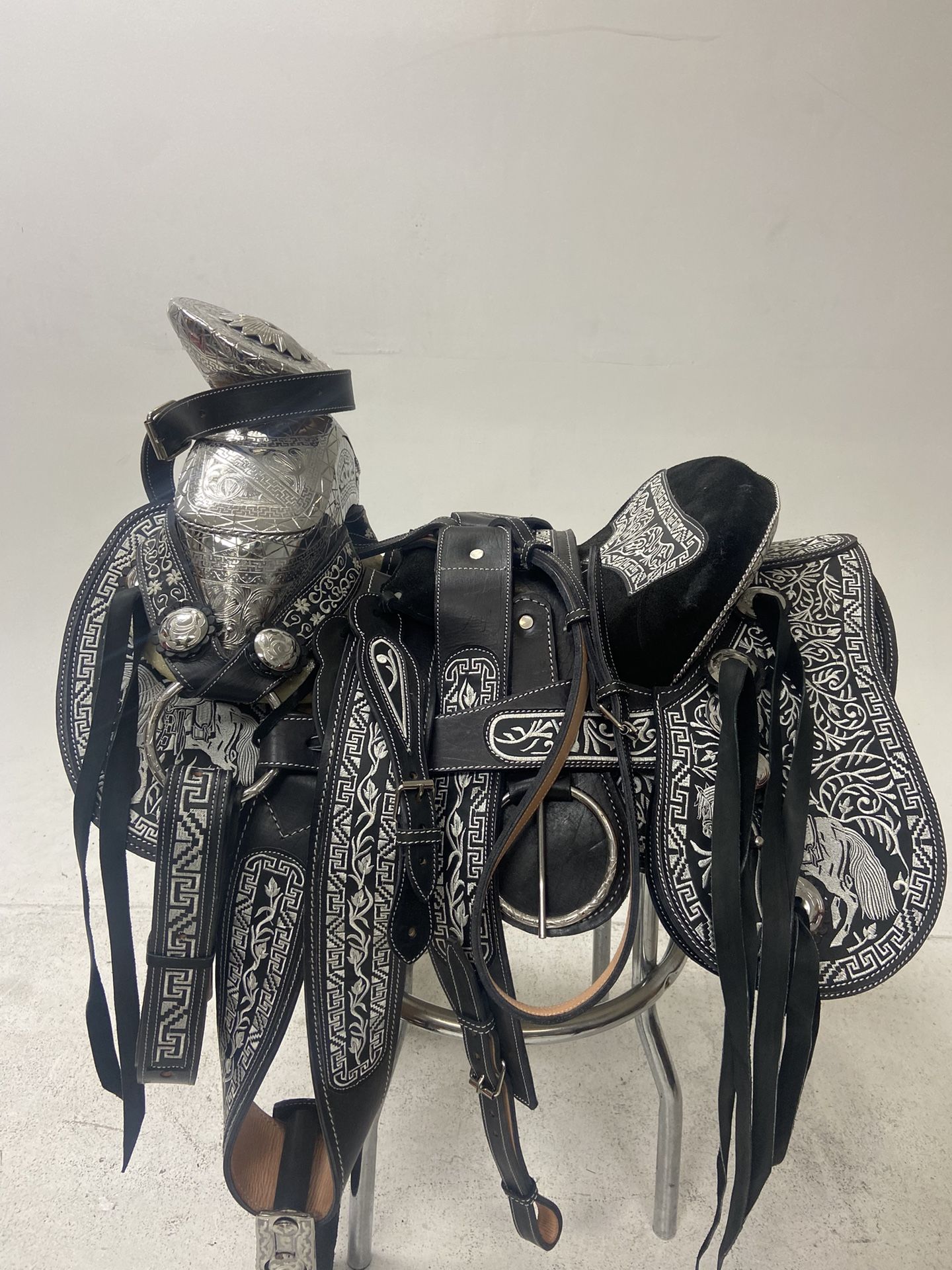 Montura Charra  Bordada Con Cantinas Desmontables Y Fuste Plateado 
