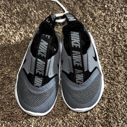 New boys Nike shoes Size 5