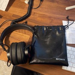 Sony MDR-V6 Professional studio Headphones 