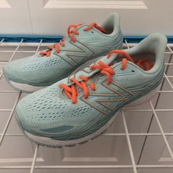 Ladies New Balance tennis shoes
