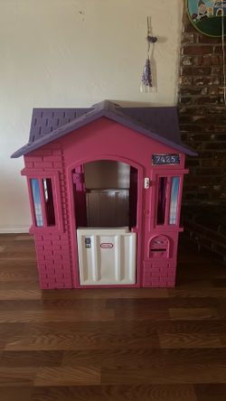 Little Girl Play House