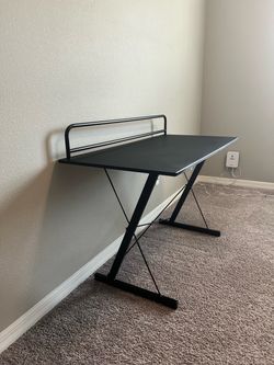 Black Z-Shaped Gaming Desk with Carbon Fiber Texture