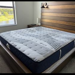 King Sealy Mattress Perfect like new condition! 70 % off retail! I can deliver   Retail $1,389 Your price $ 425 