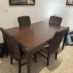 Dining Room Table +4 Chairs