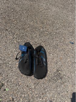 Men size 9 water shoes