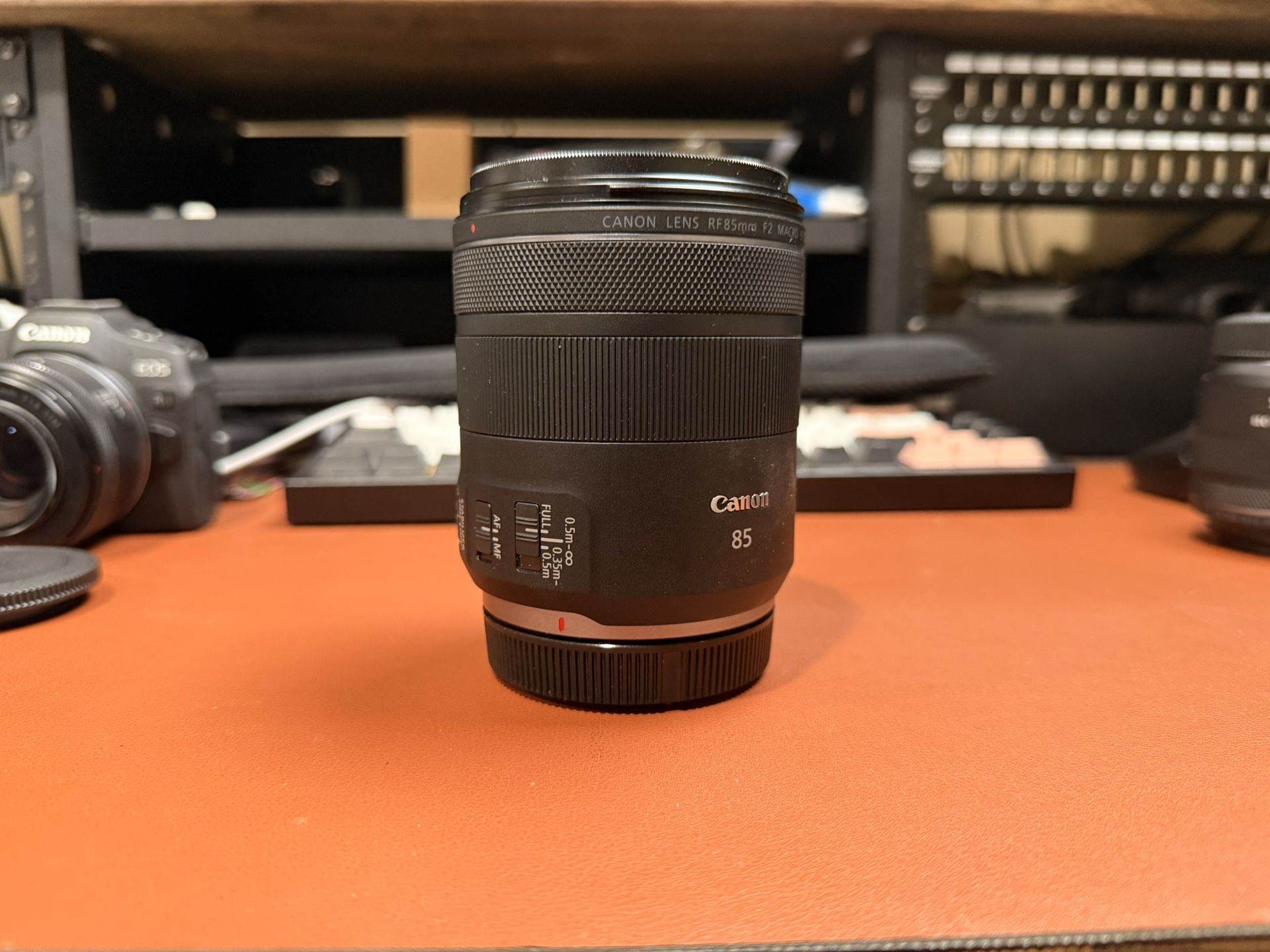 Canon RF 85mm f2 - Like New