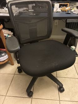 Wide Seat Mesh Office Chair - Adjustable Height, Padded Arms, Black