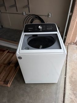 Top loading washing machine with clear lid