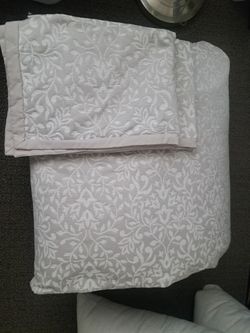 QUEEN SIZE COMFORTER SET W/ SHAMS
