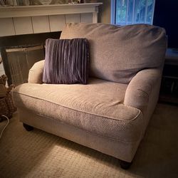 Gray Spacious Comfy Lounge Chair