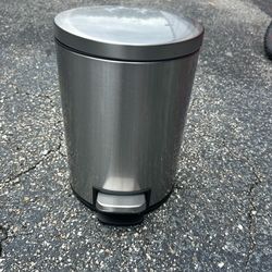 SunnyPoint 5 Liter /Round Trash Can with Plastic Inner Bucket