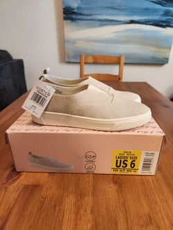 NEW IN BOX/NWT Women's Kensie Salia Slip-Ons from Costco Beige Size 6 (SE San Diego)