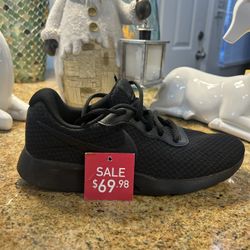 Nk Tajun Brand New Bk/bk No Box Size 7 Men =8.5 Lady  