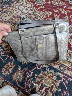 Liz Claiborne Beautiful New Purse Gray Silver Large Size With Several Compartments Three Compartments With The Zip And Inner Pockets 150$ Paid