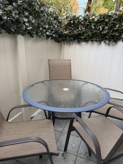 Patio round table with 4 chairs 