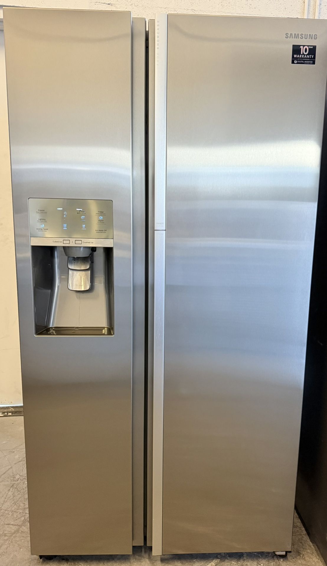 Refrigerator with FoodShowcase Door
