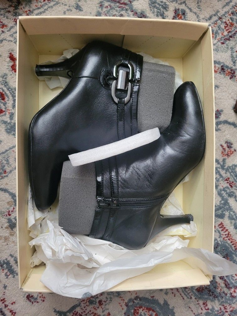 Sofft shoes for women size 7.5M Black Taupe High Heells