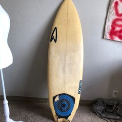 Roberts Surfboard 5’9” with Fin Kit