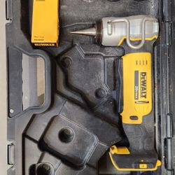 ​DeWalt 20V MAX* Cordless PEX Expander Tool Kit (DCE400)