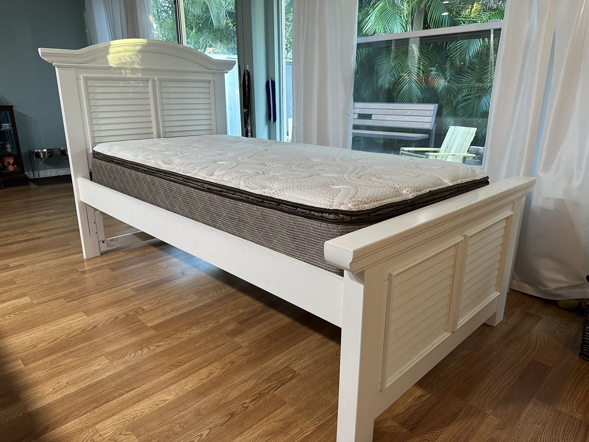 Havertys White Coastal Twin Bed With Pillow Top Mattress for Sale in