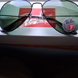 RAY BAN AVIATORS BLACK FRAME WITH POLARIZED DARK GRAY LENSES. BRAND NEW