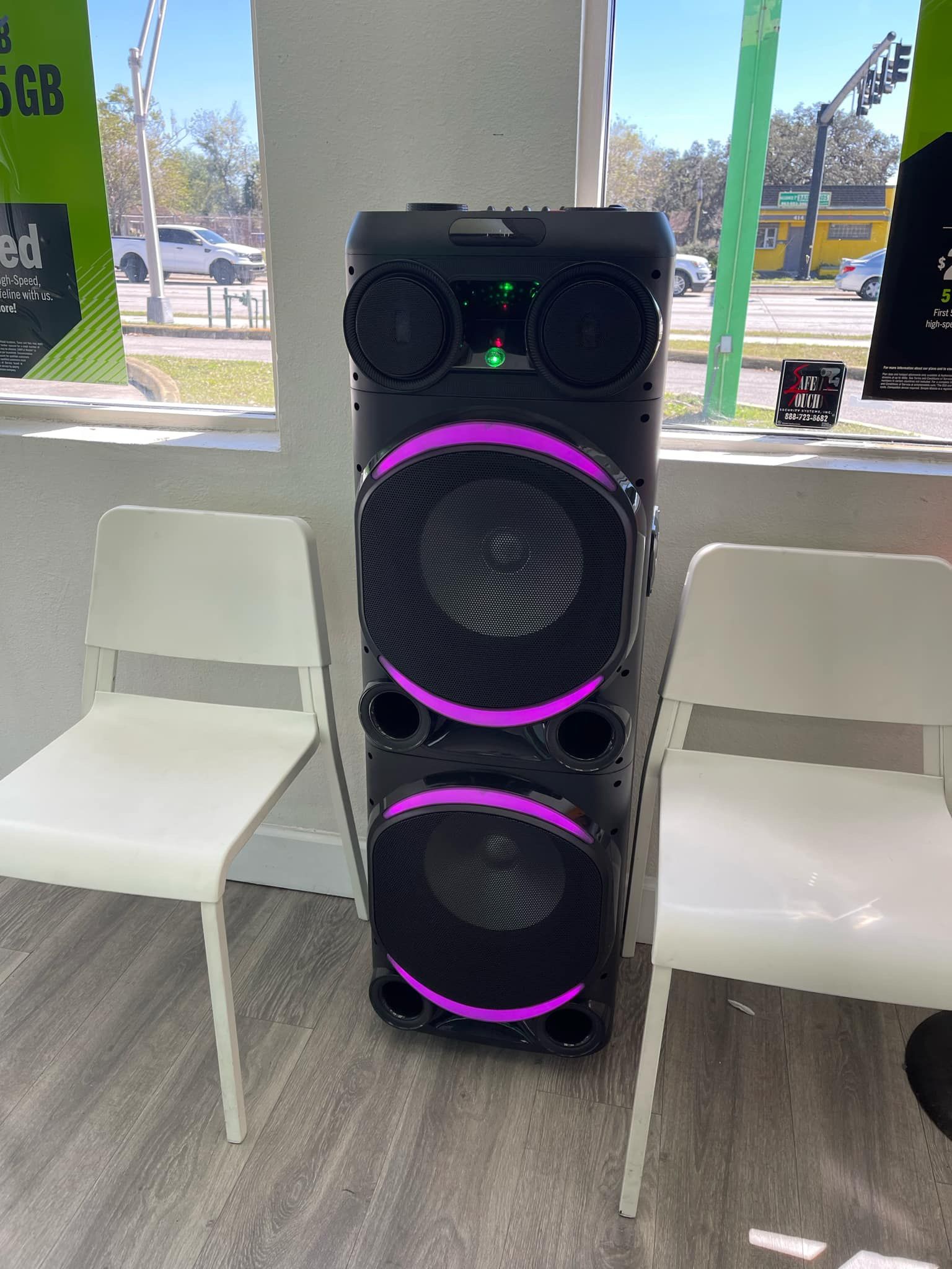 DJ SPEAKER WITH LIGHTS AND SMOKE MACHINE