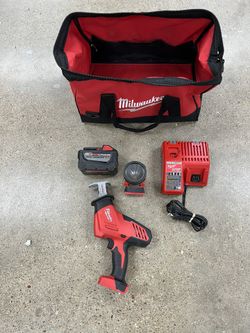 Milwaukee tool set , hack saw and light are new , battery only holding halfway  2 lines , la batteria solo carga dos lines . 