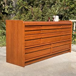 Postmodern Waterfall 8-Drawer Lowboy Dresser – Vintage 1980s MCM Style Credenza (FREE DELIVERY 🚚)