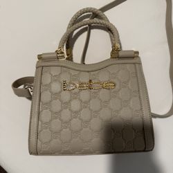 Bolso beige elegante con correa cruzada – NEW