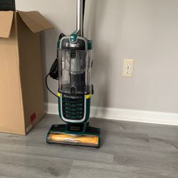 Rotator Anti-Allergen Pet Plus Upright Vacuum with Self-Cleaning Brushroll-Traps 99.9%* of dust and allergens-Self-Cleaning brushroll for Powerful pet