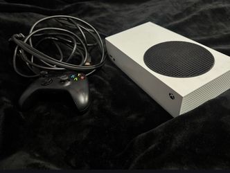 Xbox series S (Lightly used)
