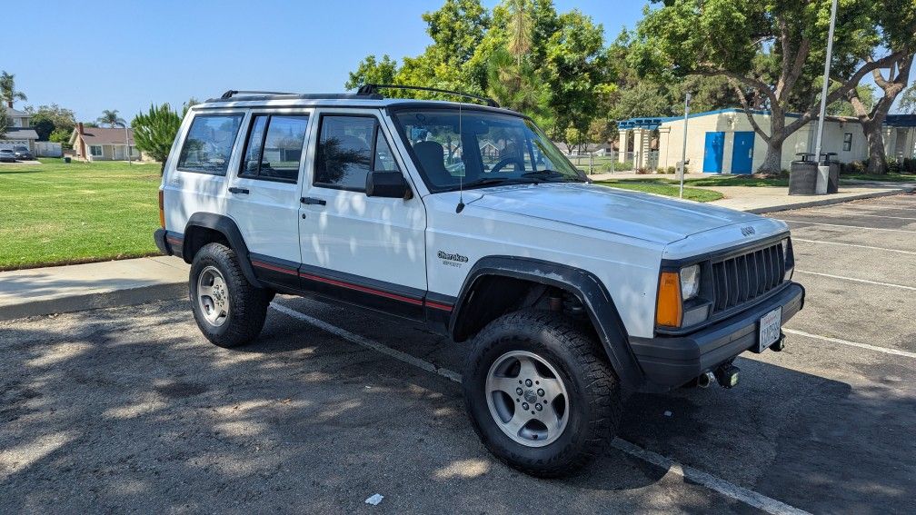 1995 Jeep Cherokee Sport 4X4, 6 Cylinder, Tow Hitch