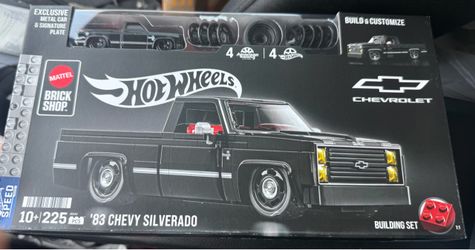 NEW! Mattel Brick Shop Hot Wheels Black ’83 Chevy Silverado Set Sealed .