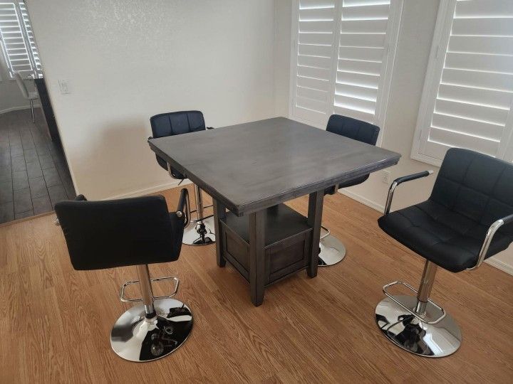 Dining Room Table And Chairs 