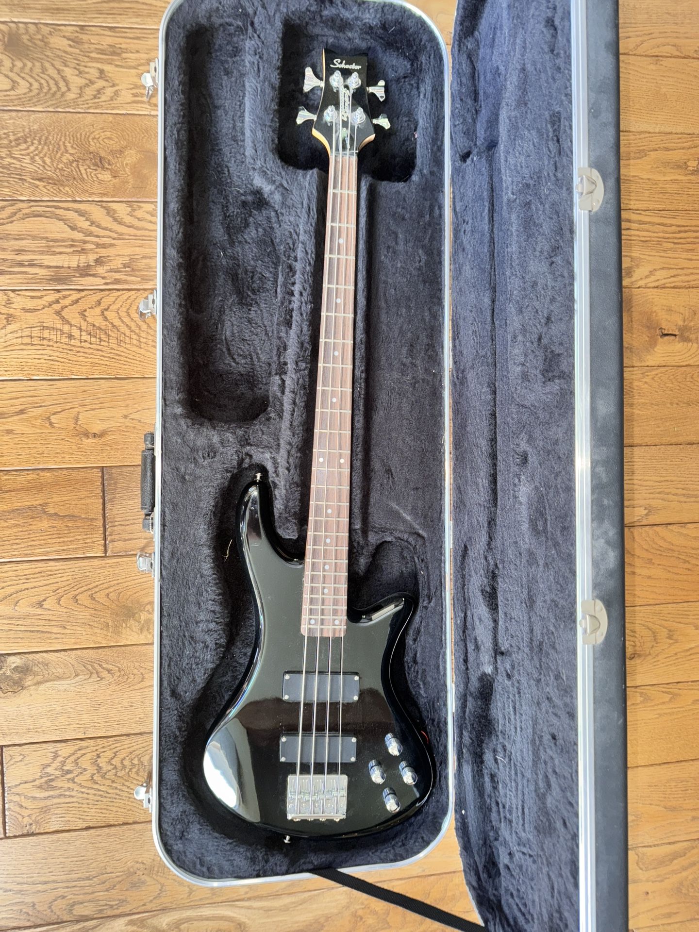 Schecter Stiletto Deluxe-4 Bass + Case – $325