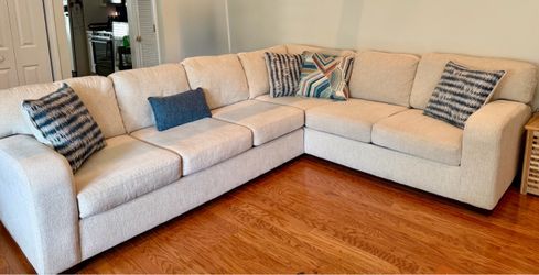 Rooms to Go Sectional - Beige