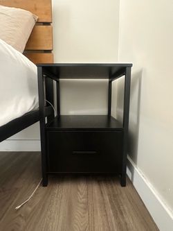 Nightstands (x2)