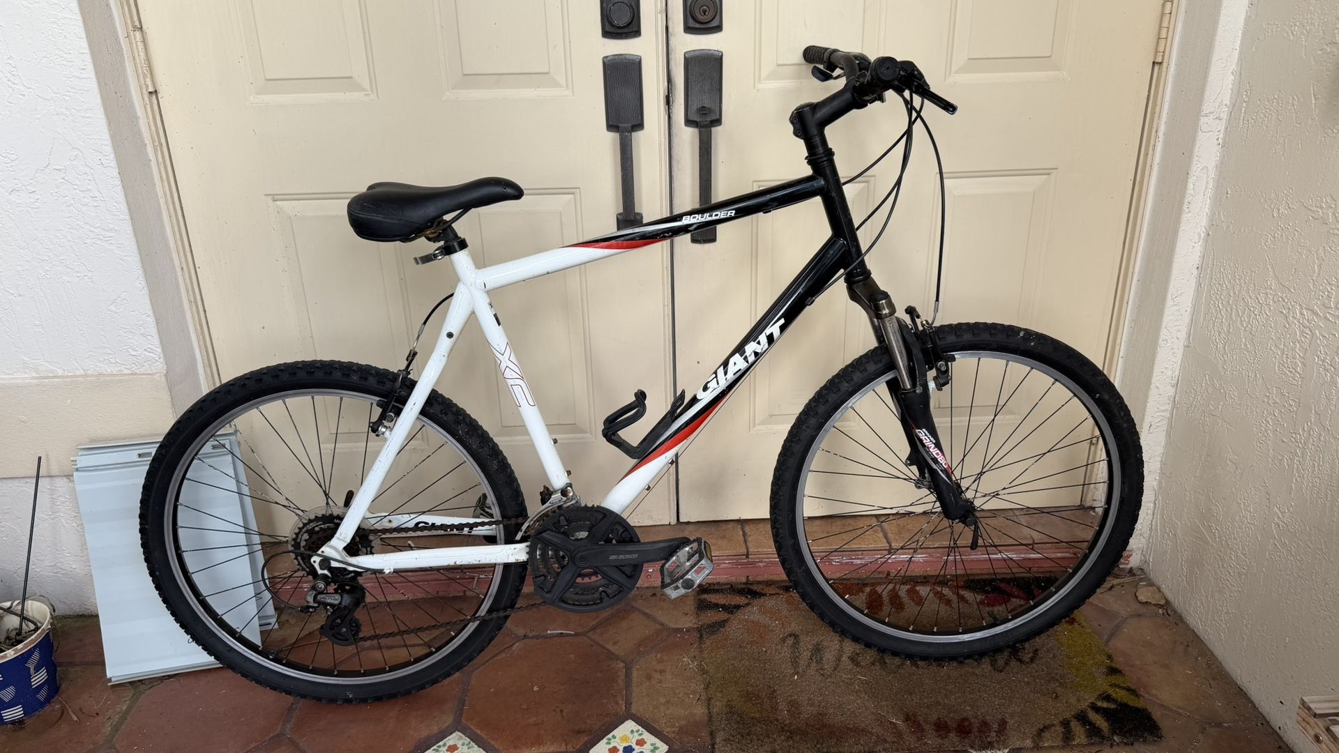 Giant Boulder XL Mountain Bike Bicycle 21 Speed 26 Inch Wheels Front Suspension Tuned Up
