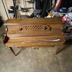  Kimball Artist Console Piano, 1976, Satin Oak. 