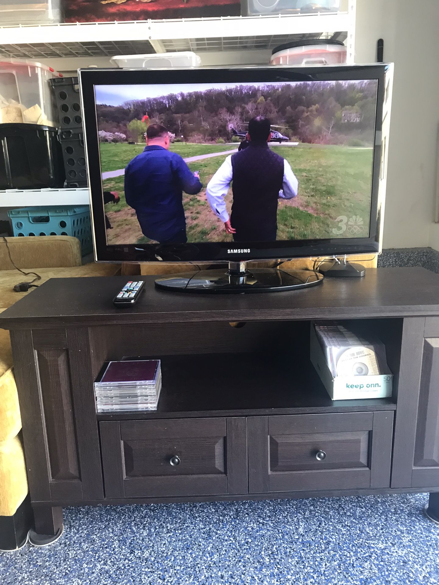 Tv Stand And 32  Inch  Samsung Tv Together Comes With Tv Antenna